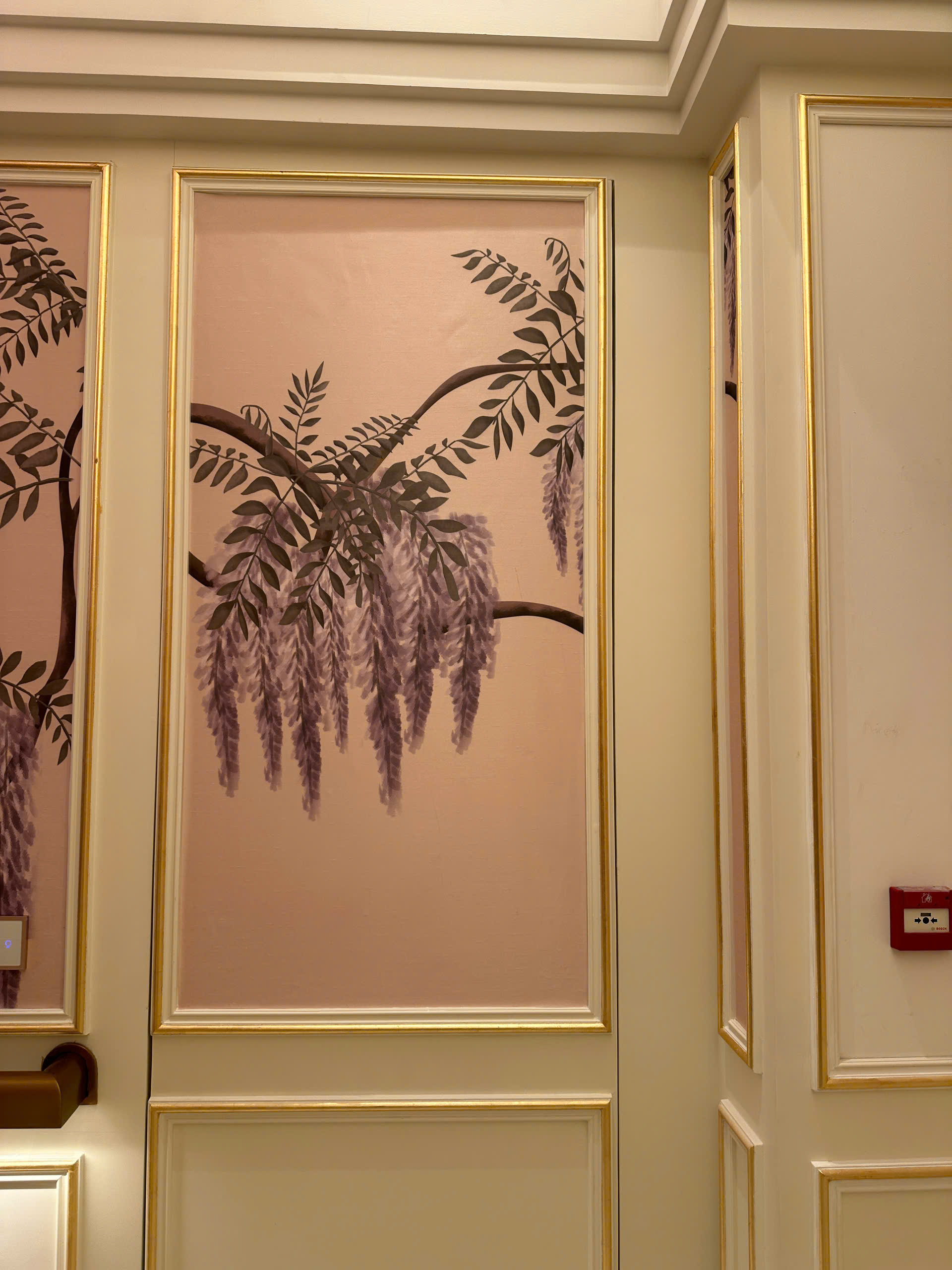 Bức tượng đá trắng nghệ thuật tại hồ bơi