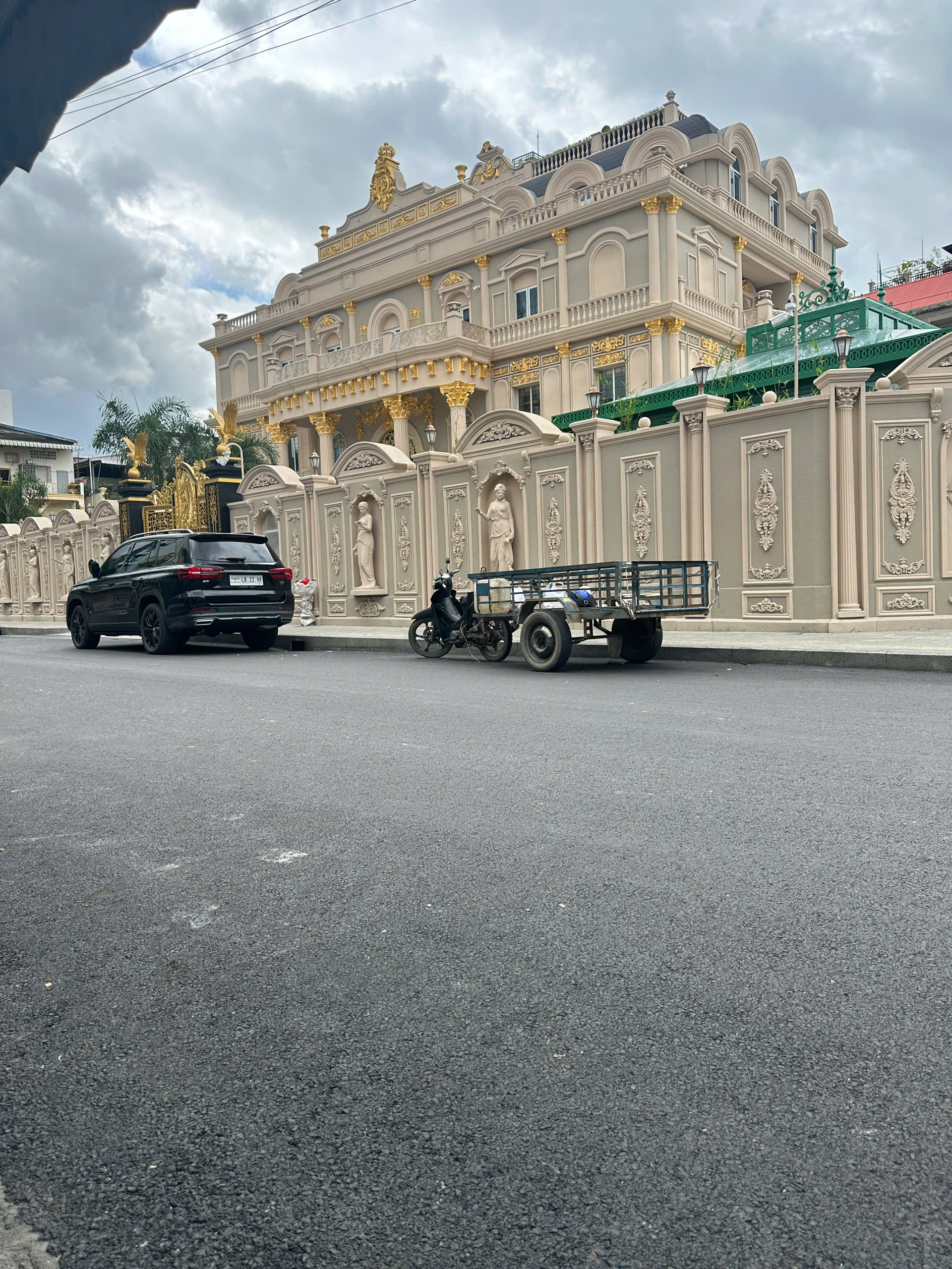 Tổng thể kiến trúc ngoại thất xa hoa lộng lẫy