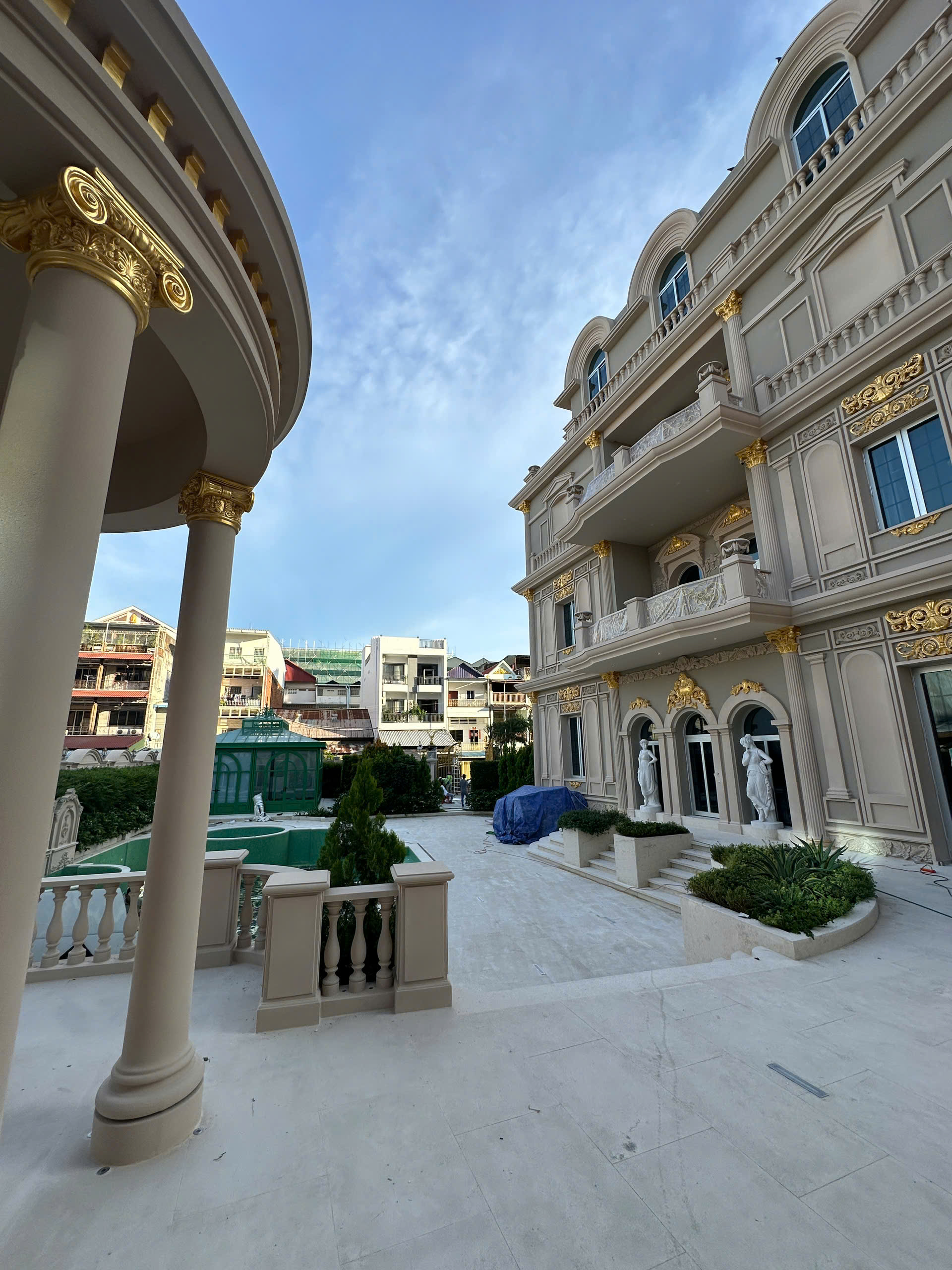 Chi tiết đầu cột Corinthian dát vàng 24K