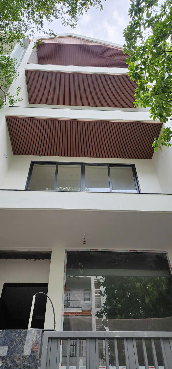 Cận cảnh hệ lam nhựa giả gỗ che nắng mặt tiền