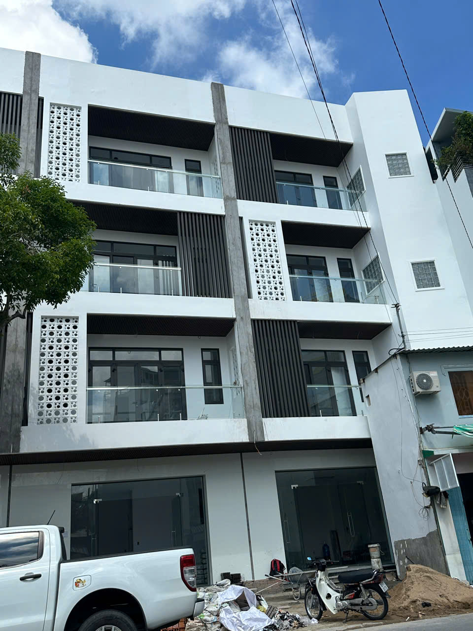 Mặt tiền gạch thông gió xi măng độc đáo tại TSN House