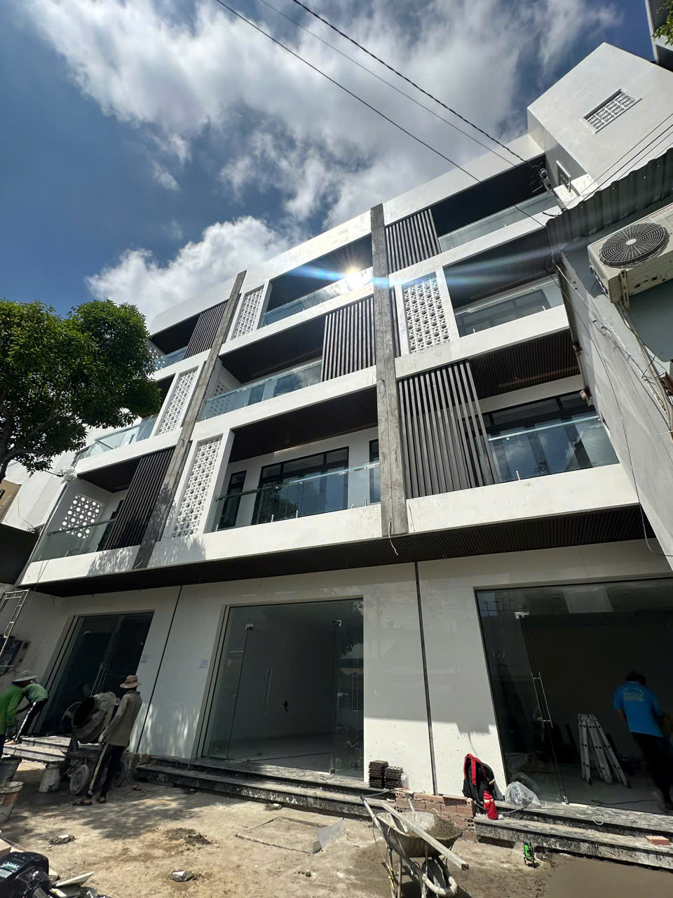 Ánh sáng tự nhiên len lỏi qua từng ô gạch