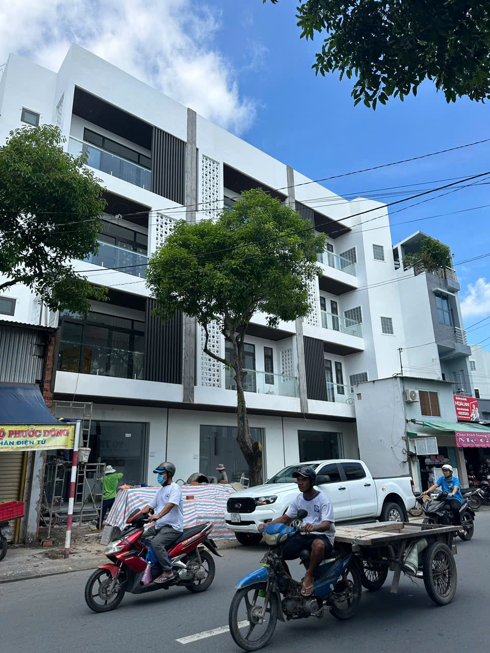 Chi tiết các lỗ tròn lấy sáng trên mặt tiền