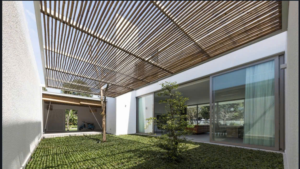 Góc nhìn từ sân vườn vào không gian nội thất